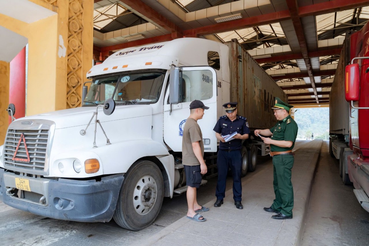 Cửa khẩu quốc tế Cha Lo, Quảng Trị: Hàng hóa tập nập ngày cuối năm