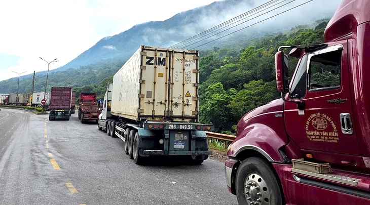 Đường lên cửa khẩu quốc tế Cha Lo tê liệt vì hàng trăm xe tải ùn tắc